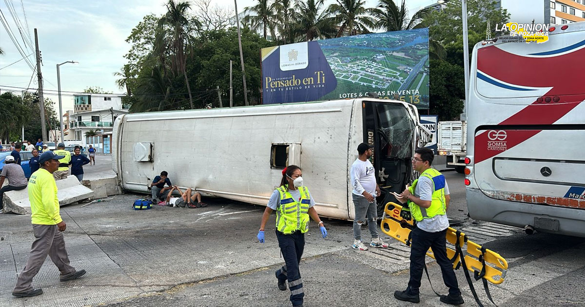 Tres personas lesionadas en volcadura de camión urbano en Boca del Río