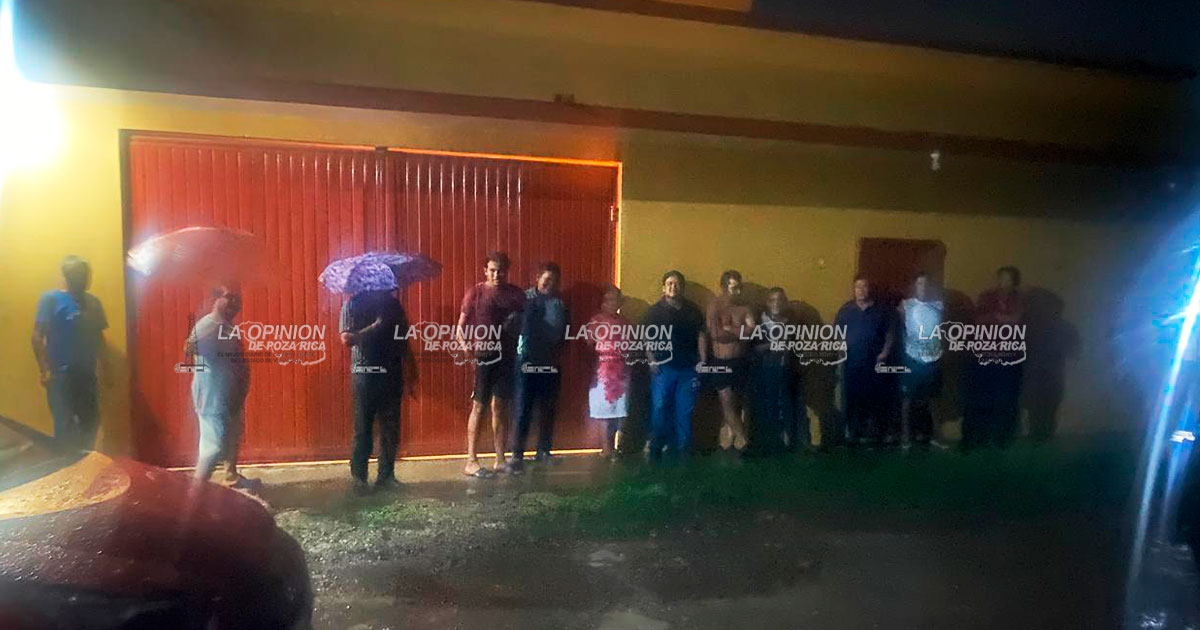 Tráiler derriba poste de luz en La Estrella, Tihuatlán; comunidad sin servicio eléctrico
