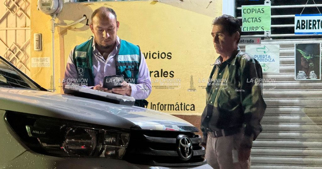 Taxi se impacta en dos camionetas oficiales de Poza Rica