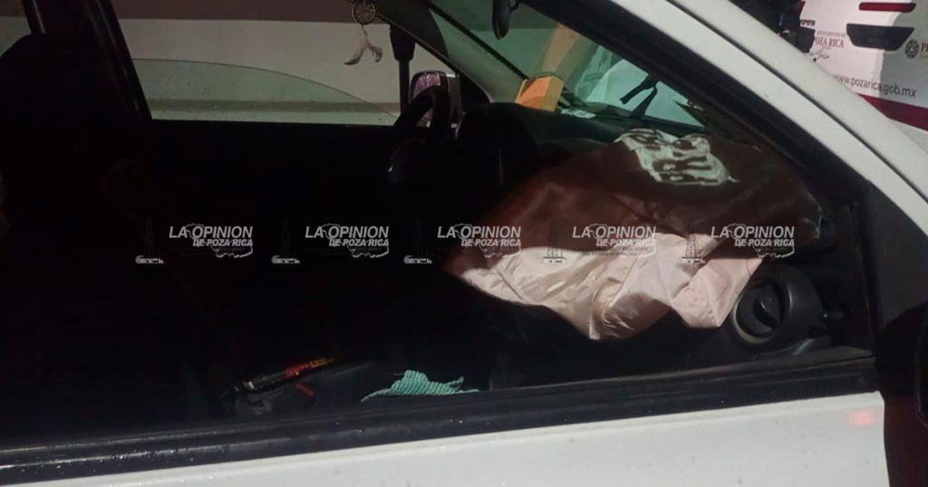 Taxi se impacta en dos camionetas oficiales de Poza Rica