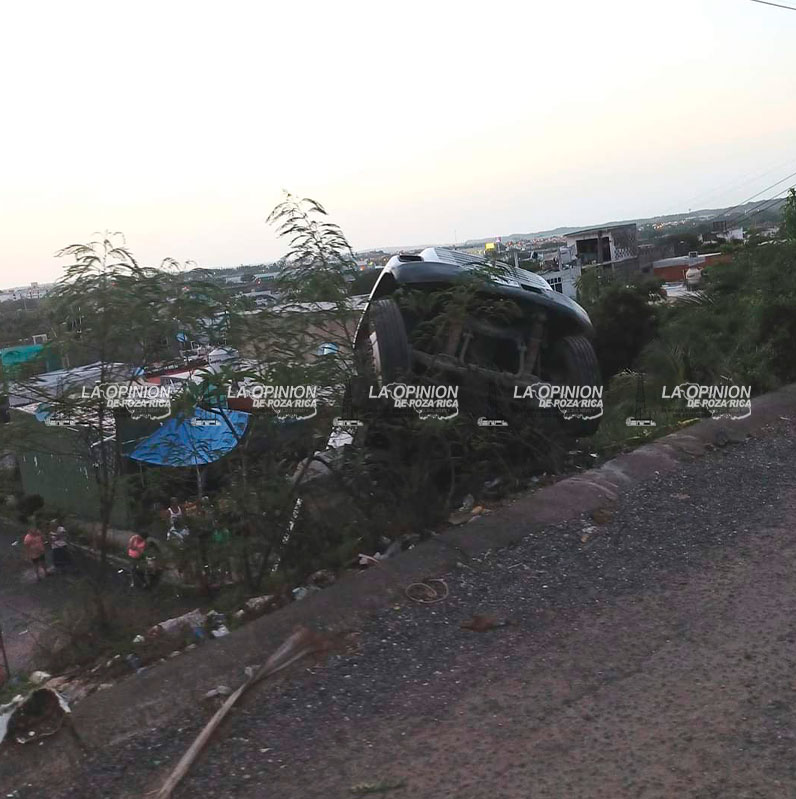 Pipa se va de reversa y cae de una barda