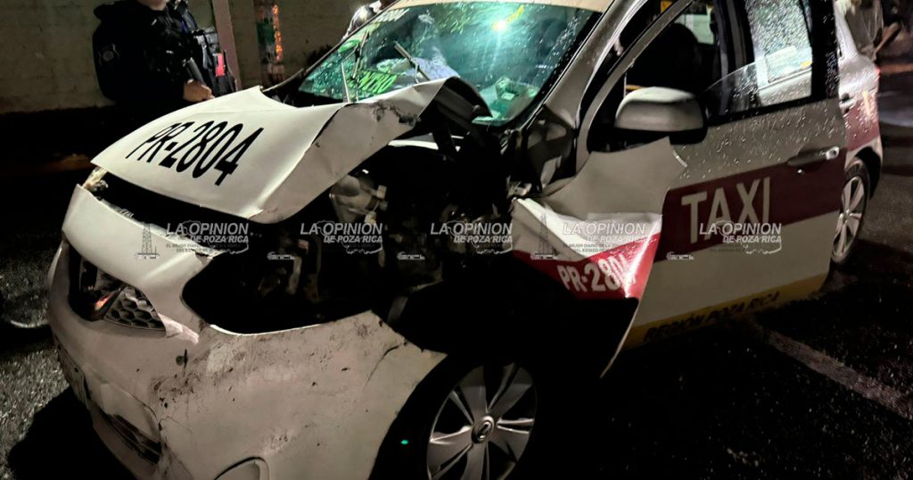 Taxi se impacta en dos camionetas oficiales de Poza Rica