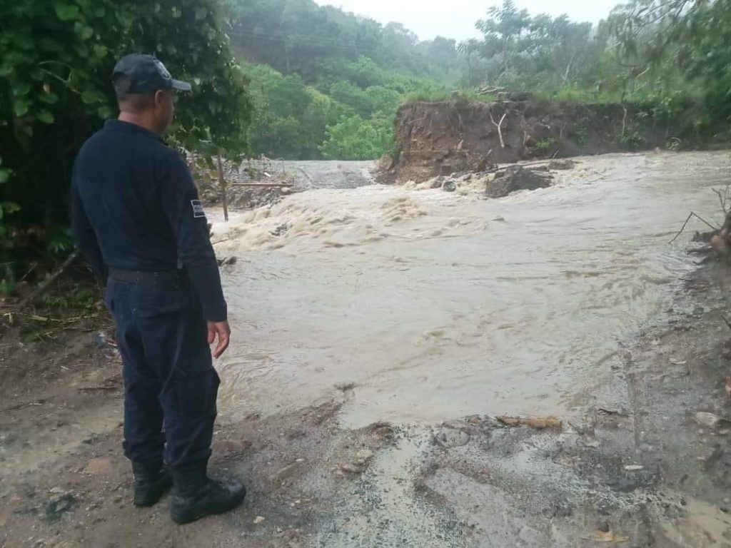 Incomunicadas vías de acceso a comunidades