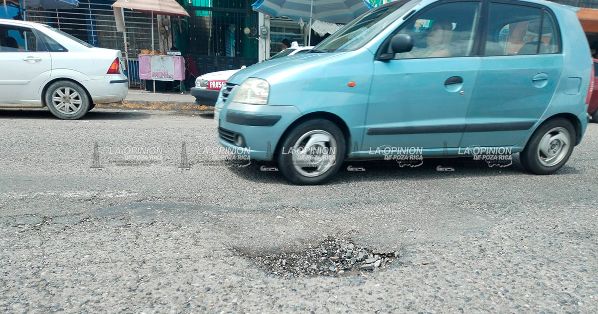 Revientan las llantas al caer en los baches de la Petromex