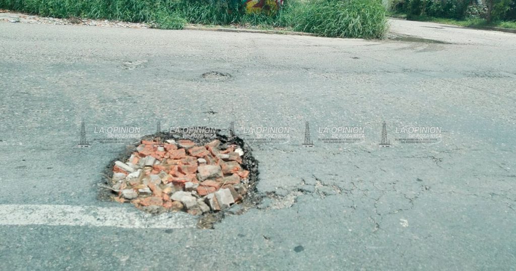Revientan las llantas al caer en los baches de la Petromex