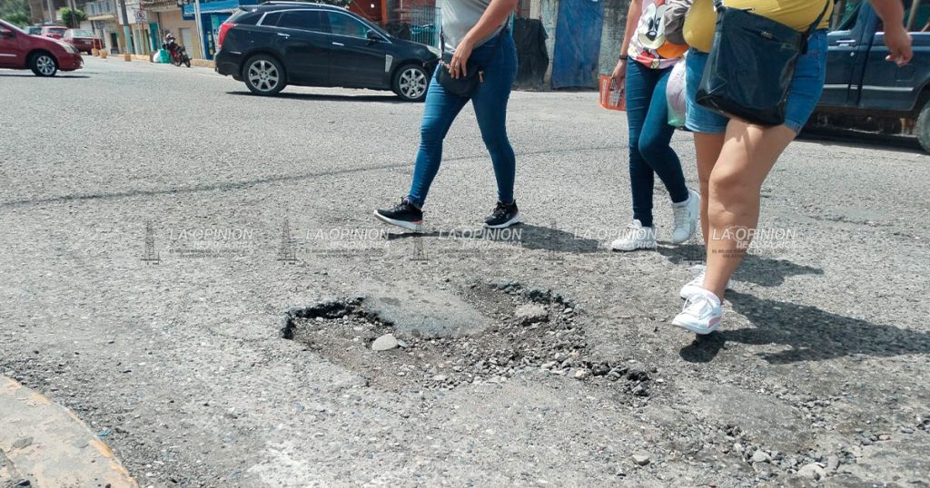 Revientan las llantas al caer en los baches de la Petromex