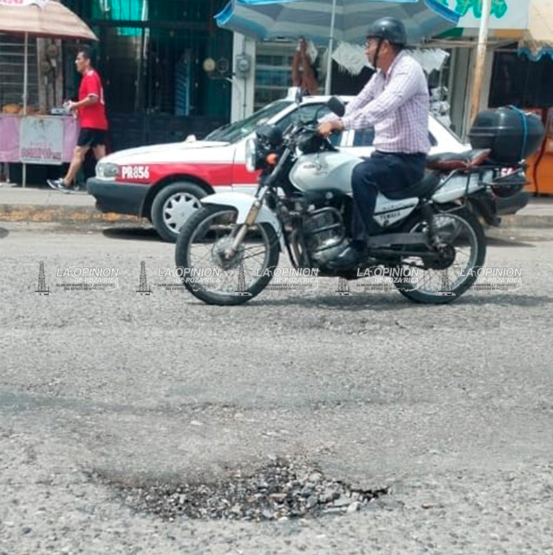 Revientan las llantas al caer en los baches de la Petromex