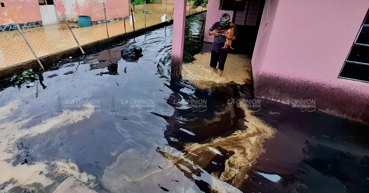 Derrame de aceite en casa inundada