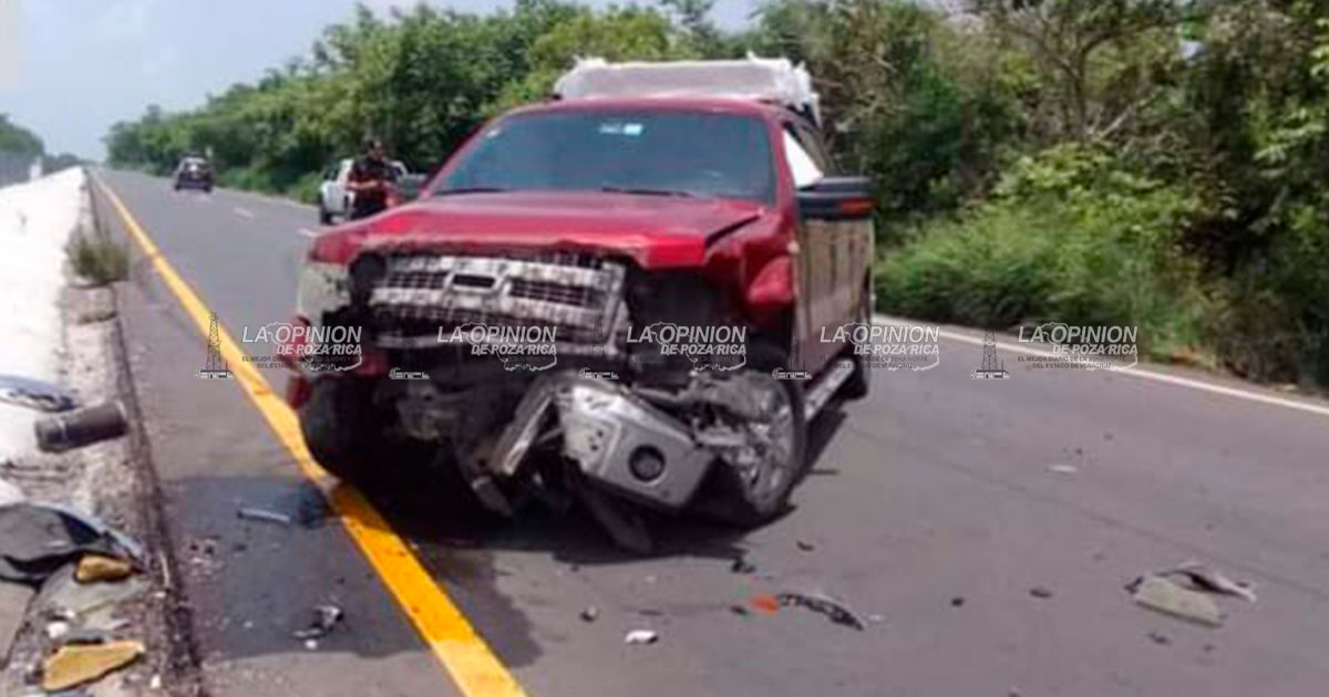 Camioneta se impacta en muro de contención