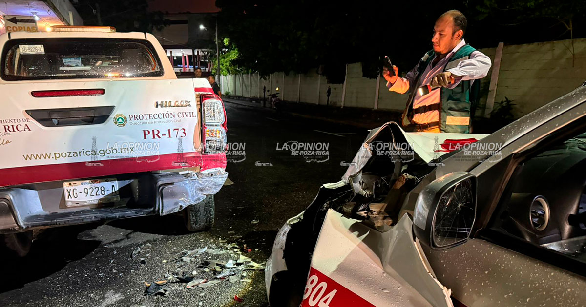 Taxi se impacta en dos camionetas oficiales de Poza Rica