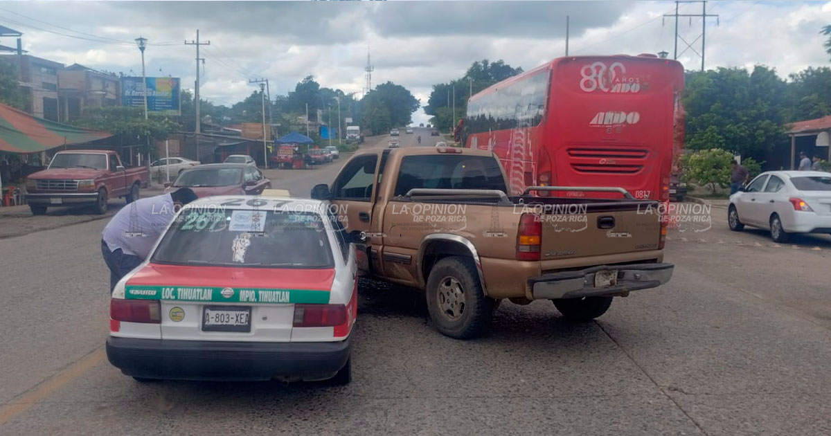 Tres personas lesionadas en un choque en Tihuatlán.