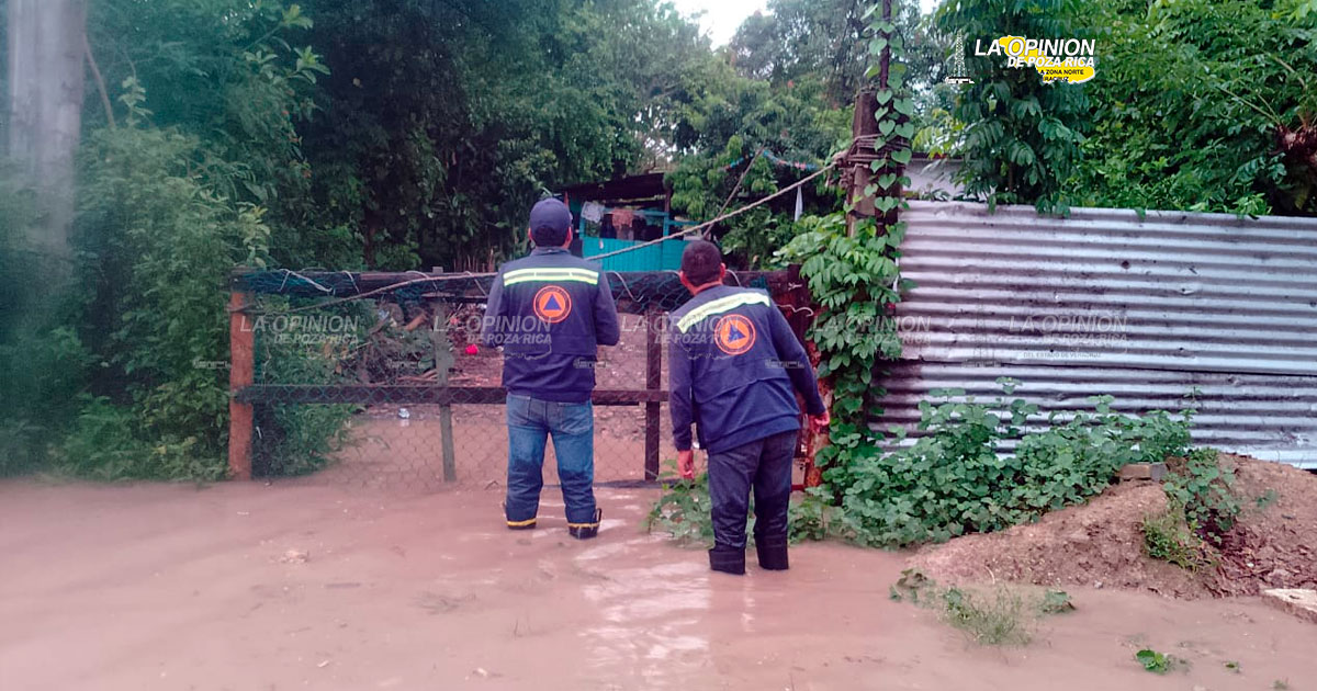 Evacúan familias de La Quebradora