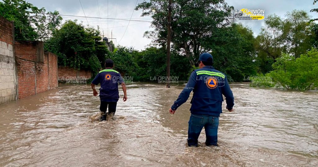 Evacúan familias de La Quebradora