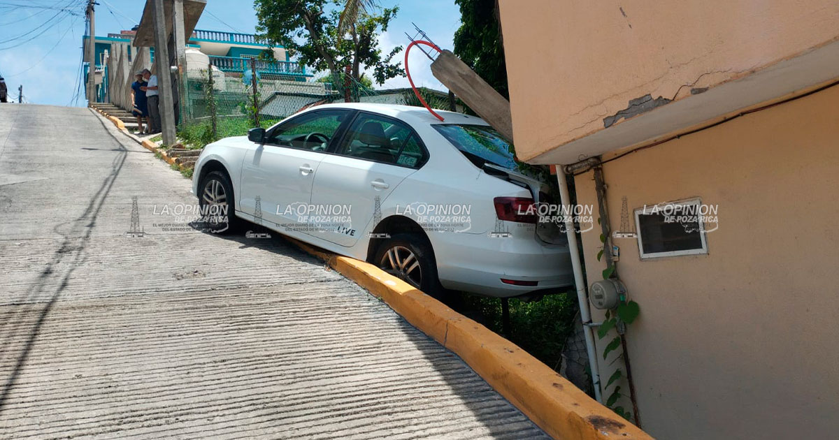 Acabó Jetta trabucado en barda de domicilio