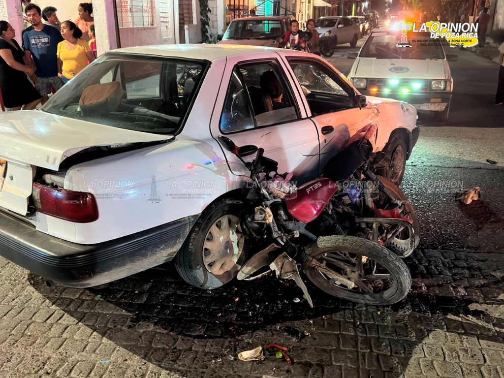 Un lesionado en choque de moto contra Tsuru