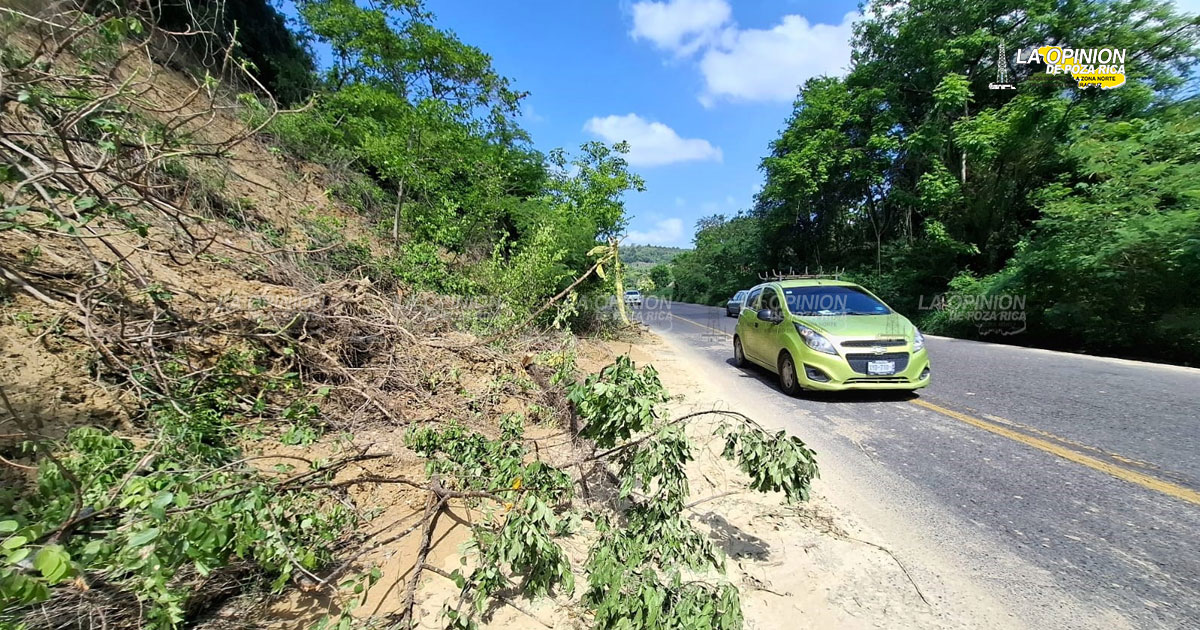 Montículos por deslaves invaden tramo carretero