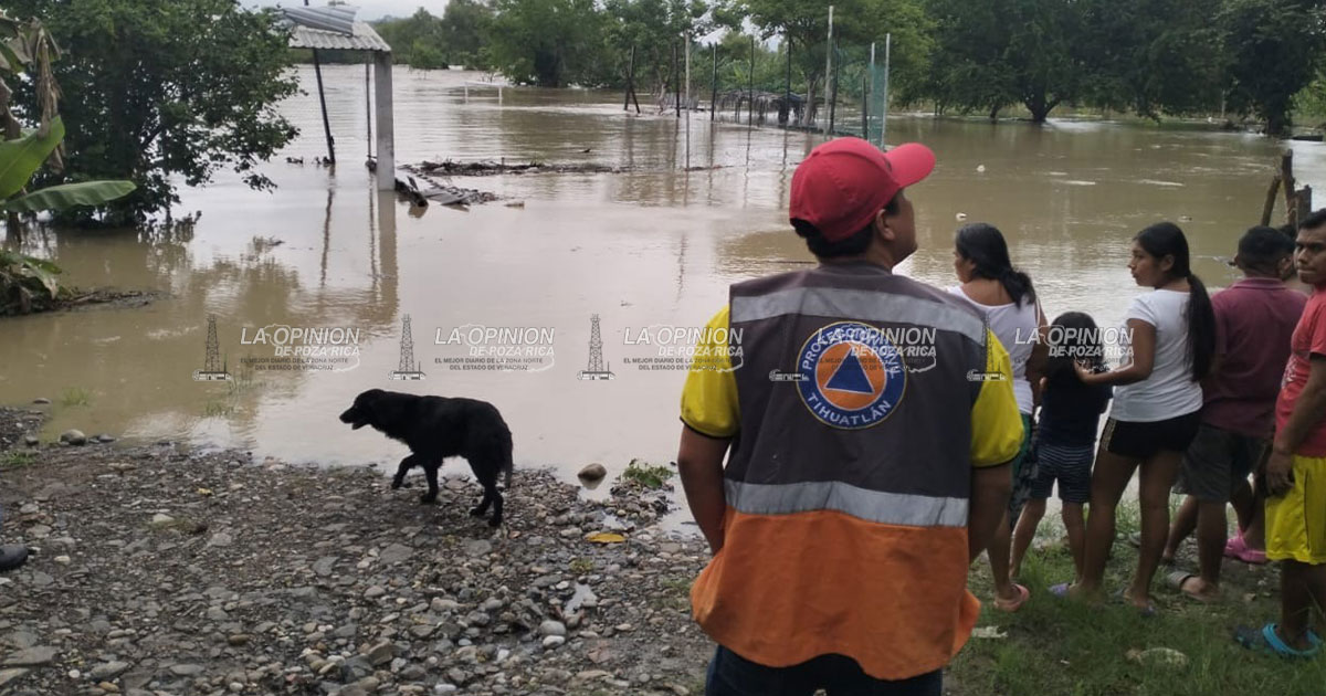 Hasta medio metro entró agua en hogares
