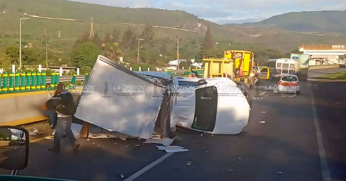 Choca y vuelca camioneta cargada de quesos en Balastrera, Nogales
