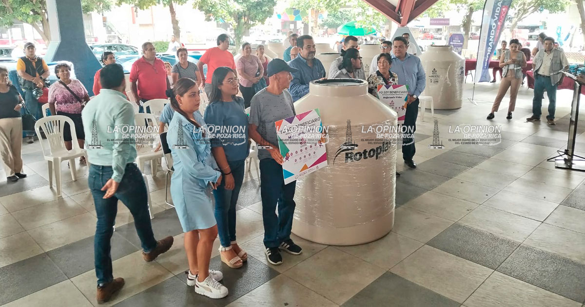 Apoya Remes Garza a más familias con tinacos subsidiados