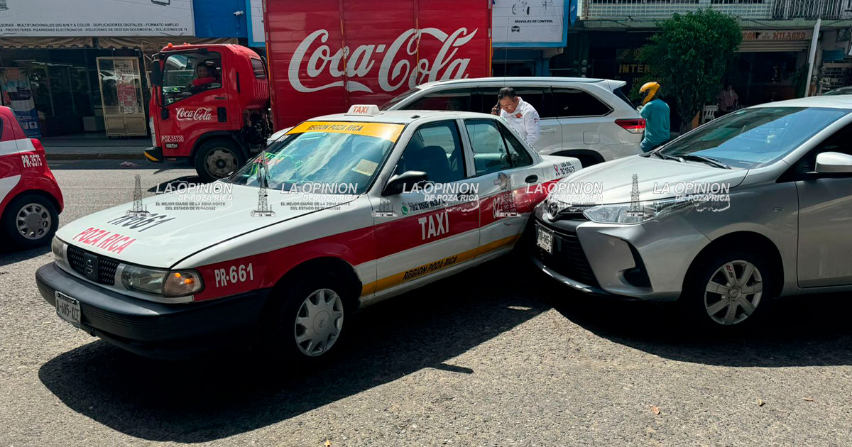 Taxi provoca choque en bulevar de Poza Rica