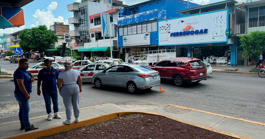 Taxi provoca choque en bulevar de Poza Rica
