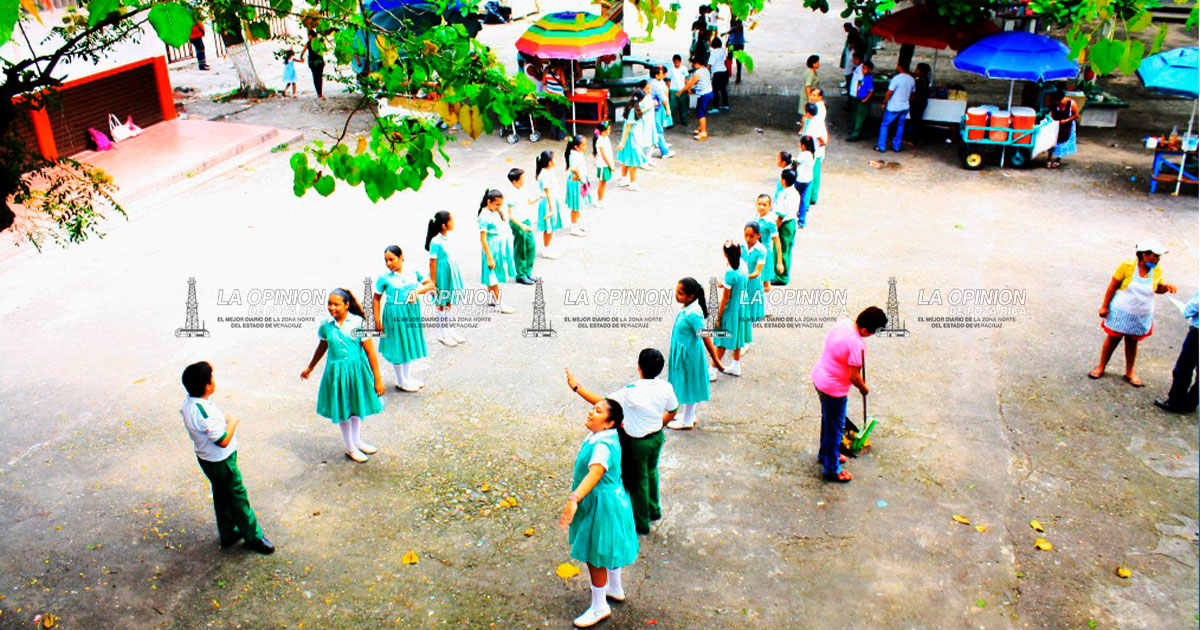 Directora busca imponer sus reglas y adueñarse de la escuela