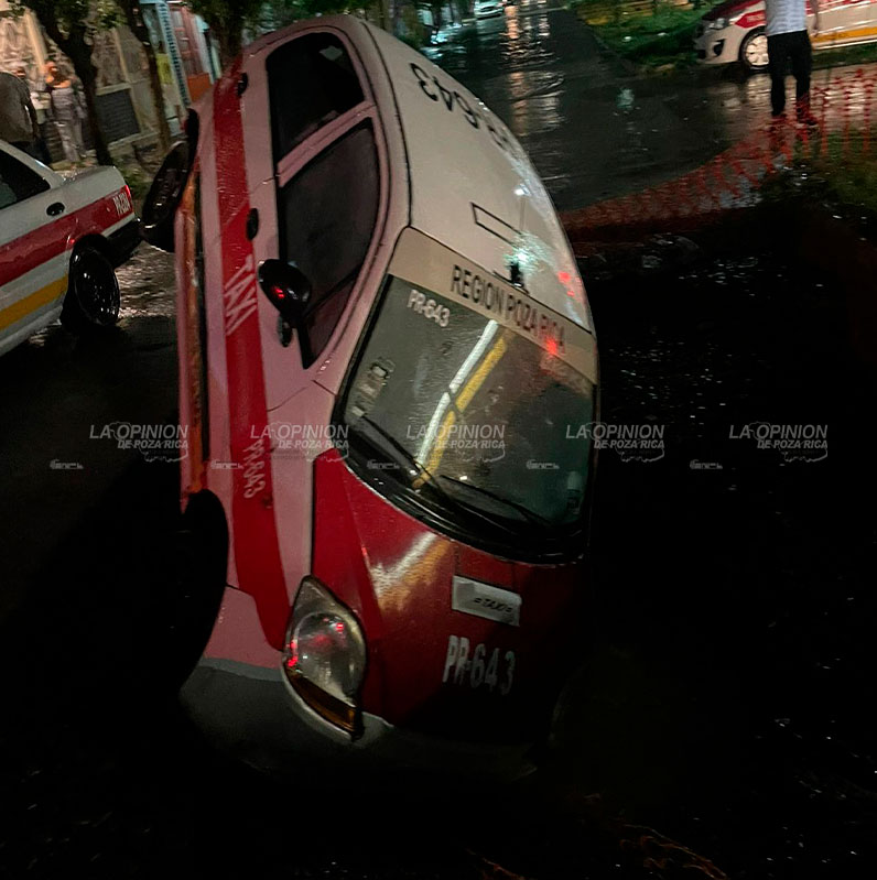 Taxista cae en un hoyo