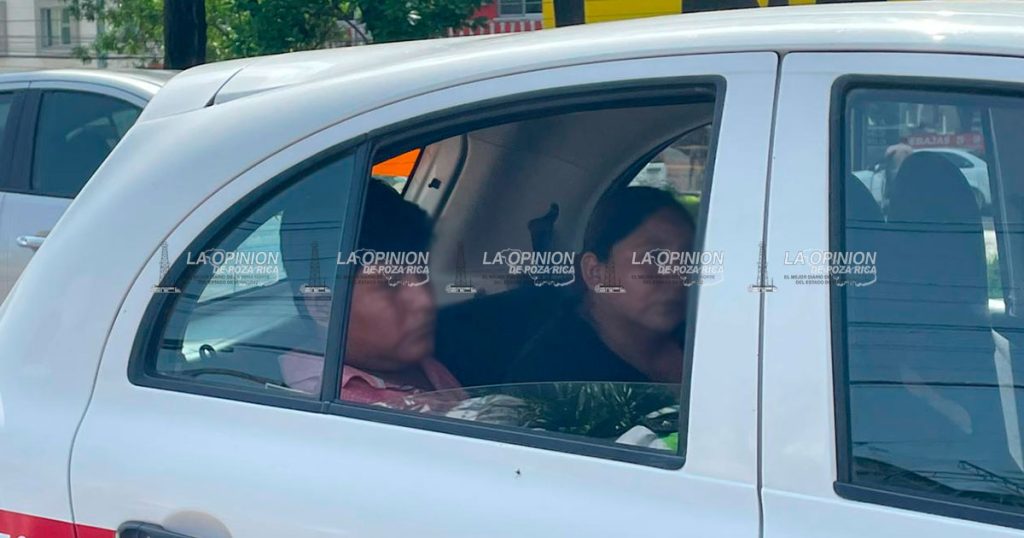 Dos personas resultan heridas en choque de taxis