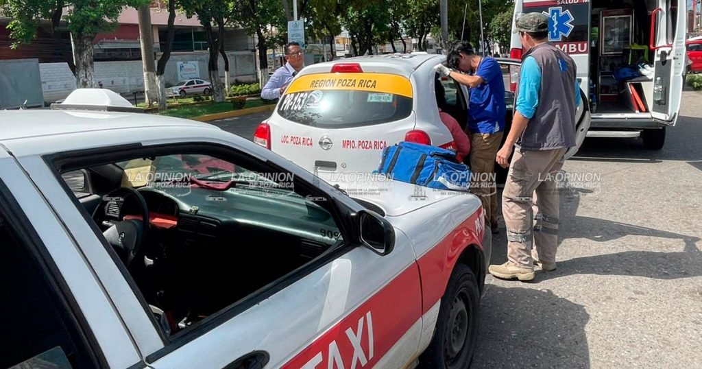 Dos personas resultan heridas en choque de taxis