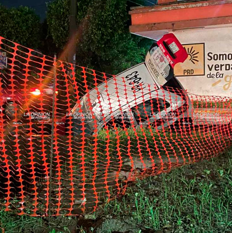 Taxista cae en un hoyo