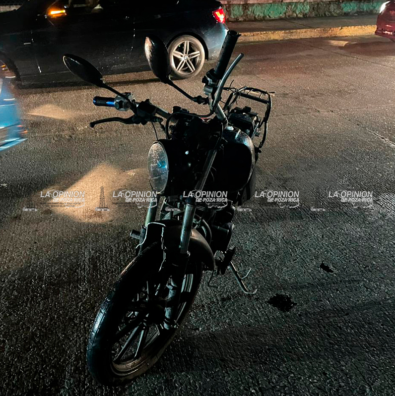 Motociclista termina en el pavimento de la Pozo 13