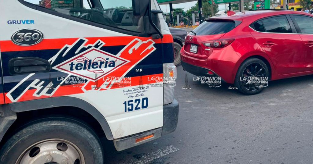 Choque por alcance en el Bulevar Lázaro Cárdenas