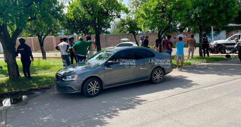 Mujer Lesionada tras Colisión entre Jetta y Motocicleta en la colonia Cazones