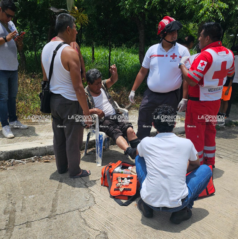 Camioneta arrolla y deja grave a pareja