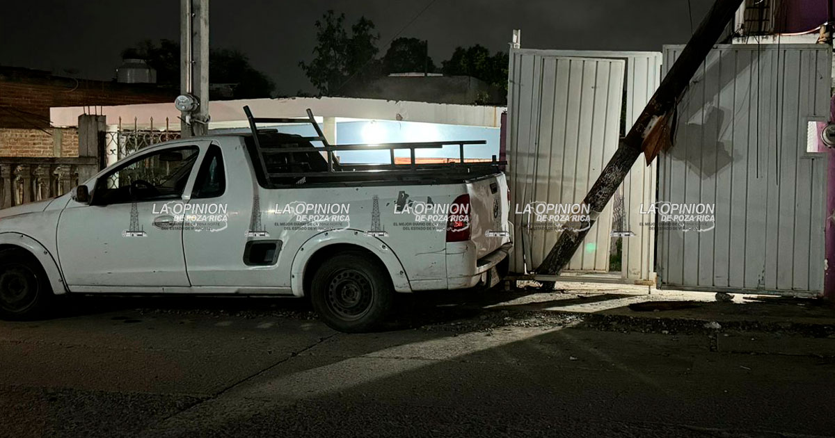 Joven pierde el control de su camioneta y causa daños