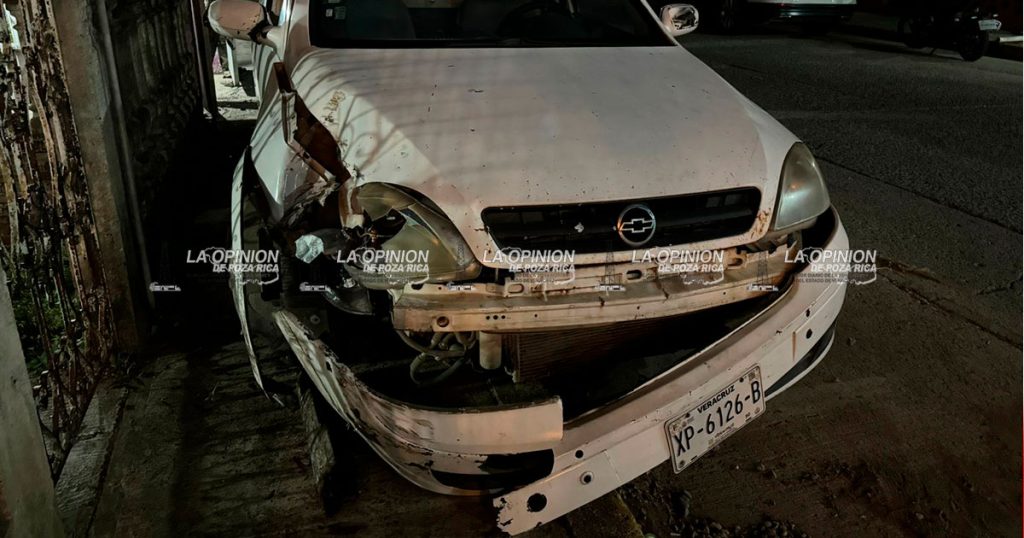 Joven pierde el control de su camioneta y causa daños