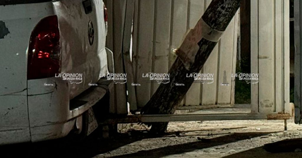 Joven pierde el control de su camioneta y causa daños