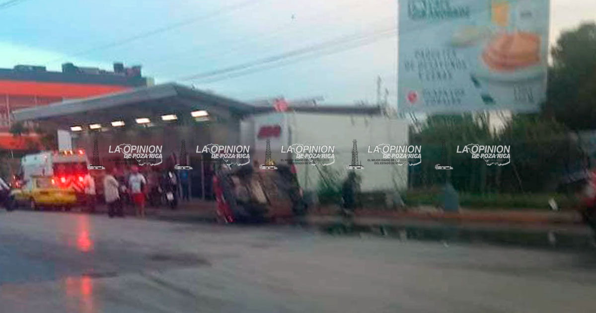 Volcadura de taxi en Veracruz: conductor ebrio la libró