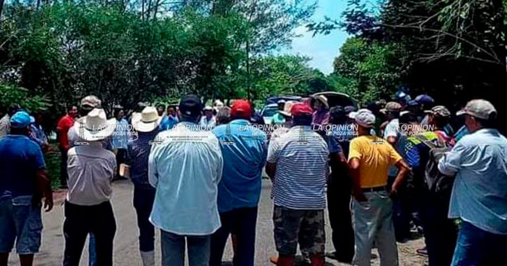 Exigen la rehabilitación de un puente vehicular