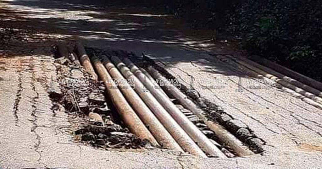 Exigen la rehabilitación de un puente vehicular