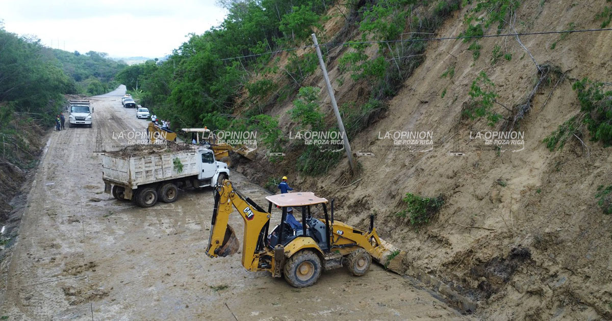 Reestablecen paso tras deslave en la carretera