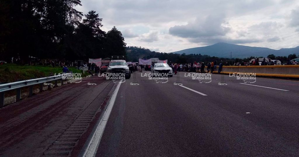 Bloqueo en Autopista México-Puebla por demanda de pagos de tierras