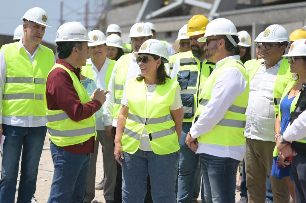 Recorren Cuitláhuac García y Rocío Nahle obras del estadio e Ilustre Instituto Veracruzano