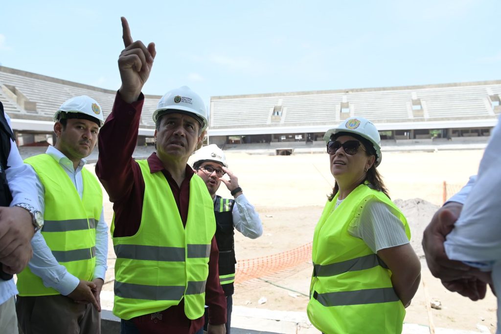 Recorren Cuitláhuac García y Rocío Nahle obras del estadio e Ilustre Instituto Veracruzano
