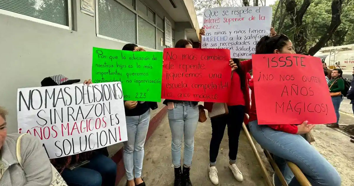 Padres del ISSSTE se manifiestan en Xalapa exigiendo no cerrar la Estancia Infantil "Los Años Mágicos"