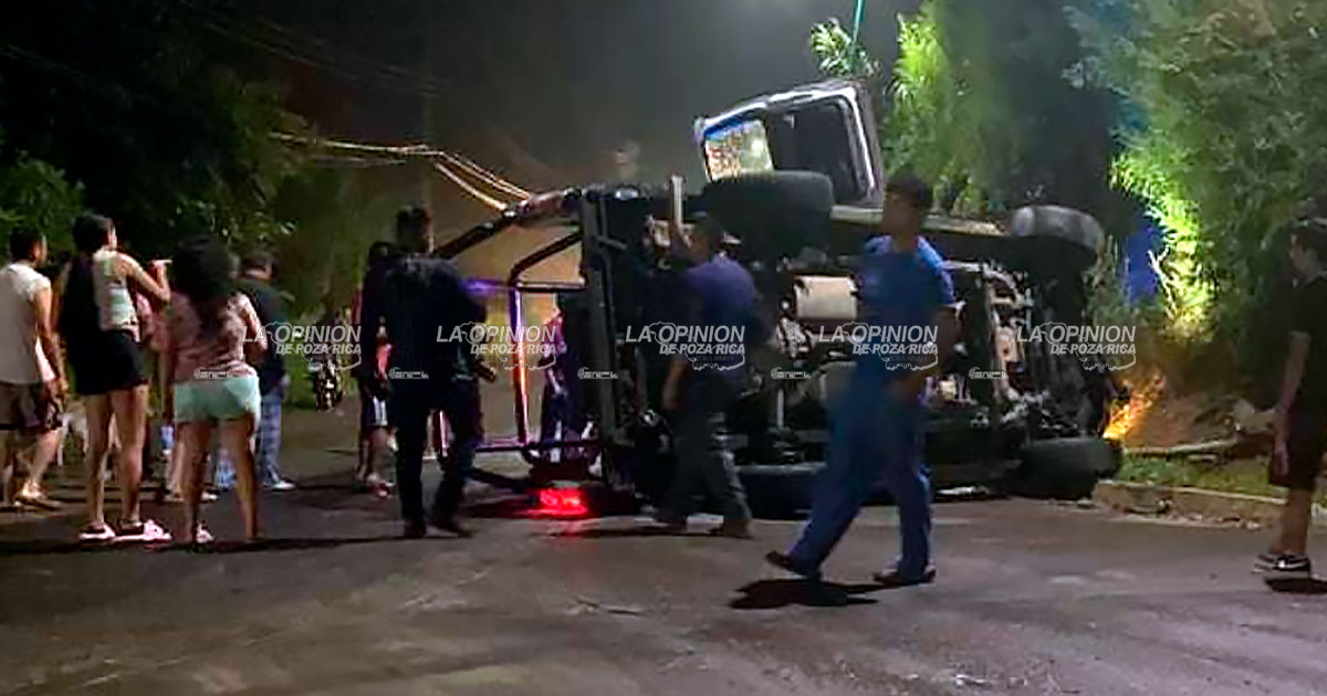 Patrulla volcó en persecución en Xalapa; hay 3 oficiales heridos