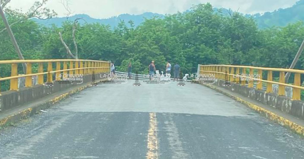 Puente de acceso a la comunidad en riesgo de colapso