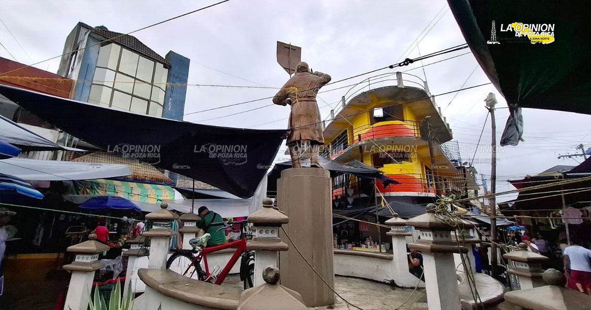 Amarran ambulantes al Padre de la Patria