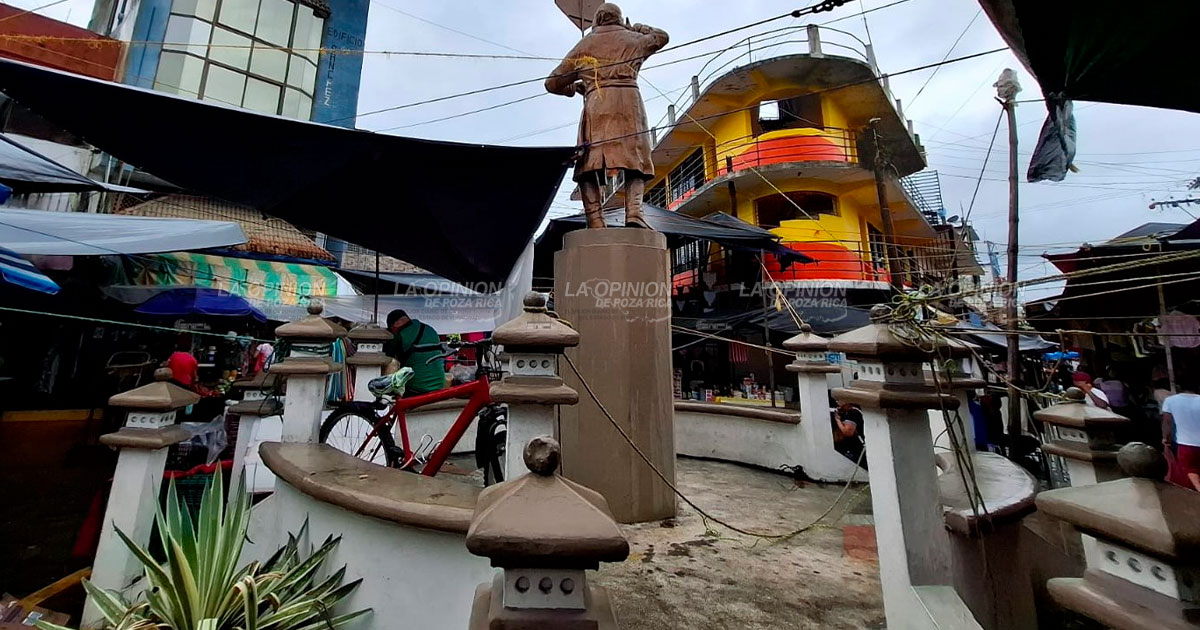 Tianguistas "amarran" a don Miguel Hidalgo