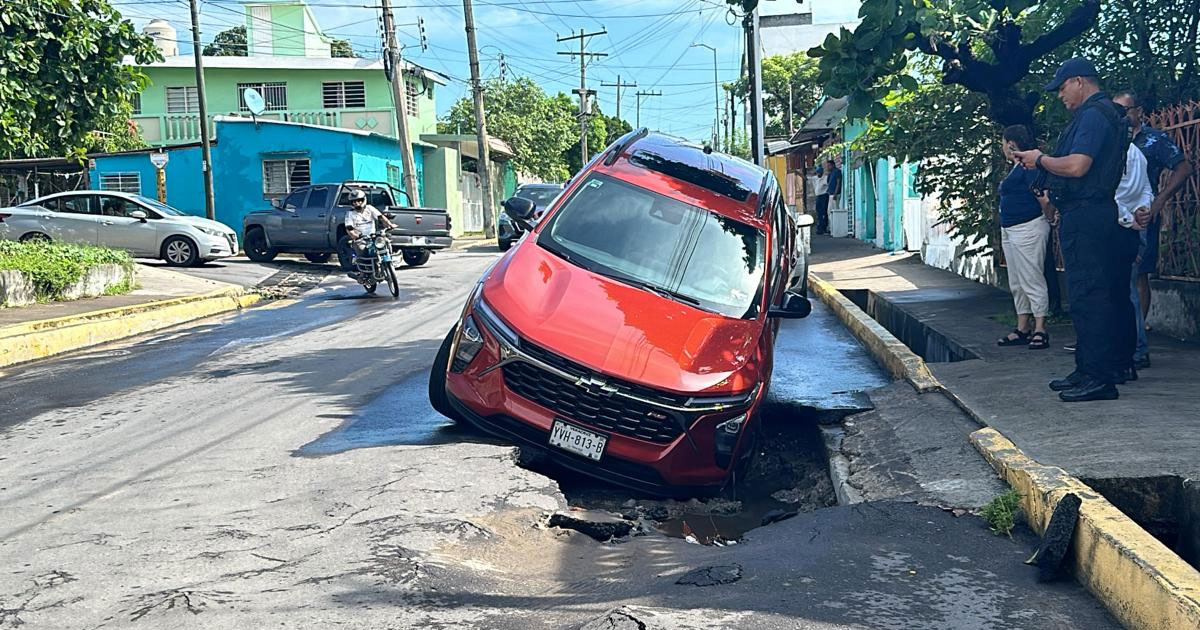 Autos caen en socavones en Veracruz puerto